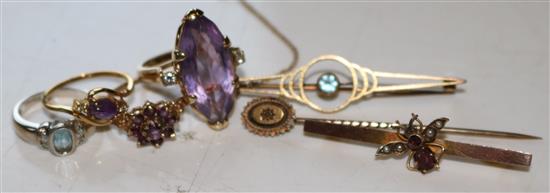 4 gold dress rings & 2 brooches